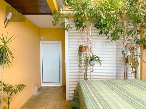 Moradia T3+1 de 4 frentes com 241m2 em Pedroso