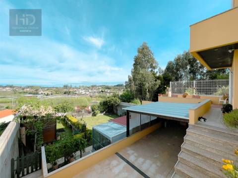 Moradia T3+1 de 4 frentes com 241m2 em Pedroso