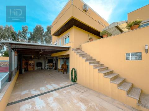 Moradia T3+1 de 4 frentes com 241m2 em Pedroso