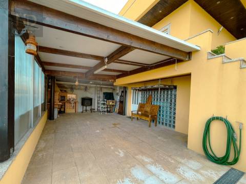 Moradia T3+1 de 4 frentes com 241m2 em Pedroso