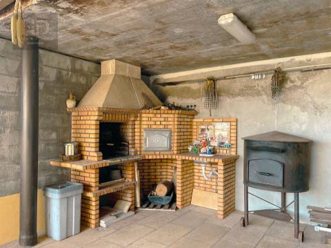 Moradia T3+1 de 4 frentes com 241m2 em Pedroso