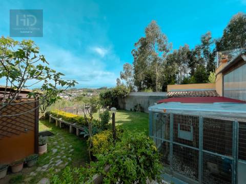 Moradia T3+1 de 4 frentes com 241m2 em Pedroso