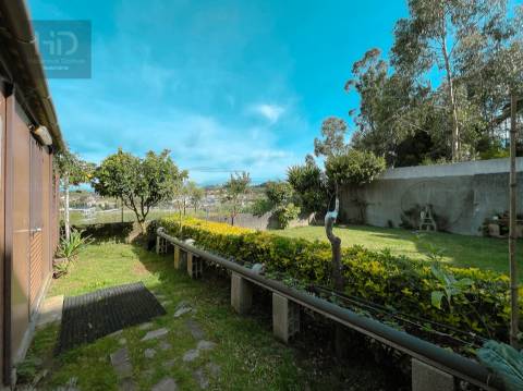 Moradia T3+1 de 4 frentes com 241m2 em Pedroso