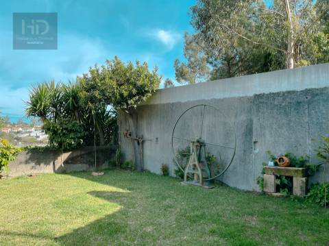 Moradia T3+1 de 4 frentes com 241m2 em Pedroso