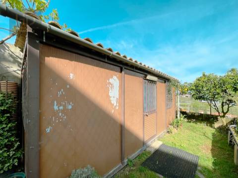 Moradia T3+1 de 4 frentes com 241m2 em Pedroso