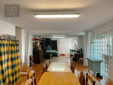 Moradia T3+1 de 4 frentes com 241m2 em Pedroso