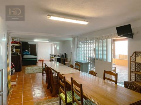 Moradia T3+1 de 4 frentes com 241m2 em Pedroso