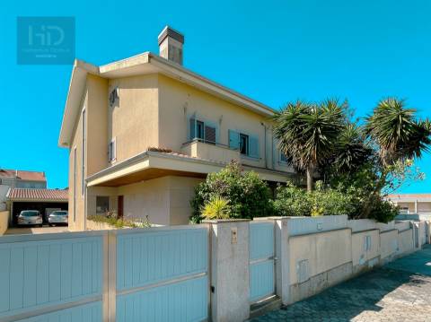 Moradia T3+1 em Arcozelo próxima das praias