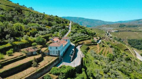 Casa senhorial brasonada do Século XVIII na região do Douro