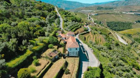 Casa senhorial brasonada do Século XVIII na região do Douro