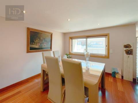 Moradia T4+1 com 303m2 em Serzedo