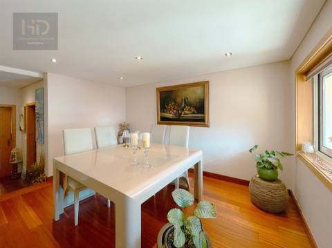 Moradia T4+1 com 303m2 em Serzedo