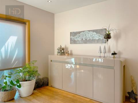 Moradia T4+1 com 303m2 em Serzedo