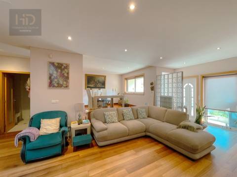 Moradia T4+1 com 303m2 em Serzedo