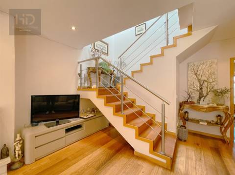 Moradia T4+1 com 303m2 em Serzedo