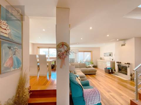 Moradia T4+1 com 303m2 em Serzedo