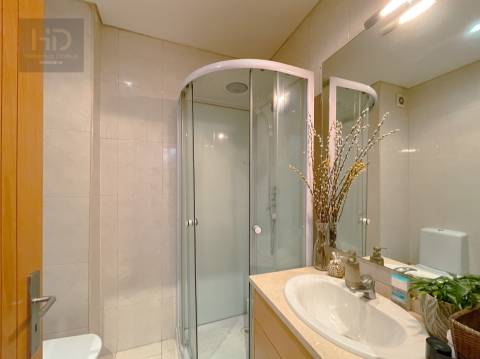 Moradia T4+1 com 303m2 em Serzedo