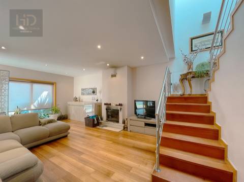 Moradia T4+1 com 303m2 em Serzedo