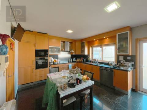 Moradia T4+1 com 303m2 em Serzedo