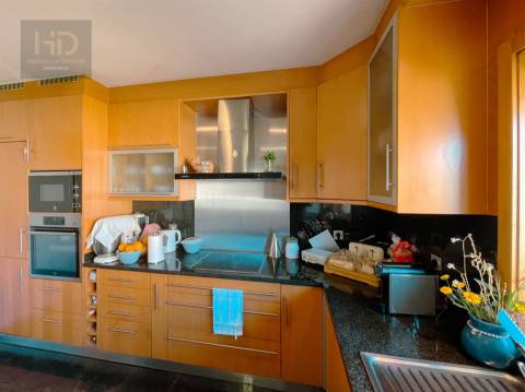 Moradia T4+1 com 303m2 em Serzedo