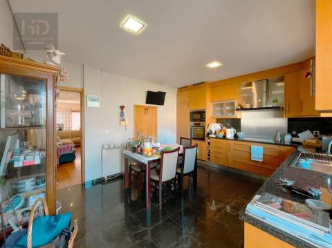 Moradia T4+1 com 303m2 em Serzedo