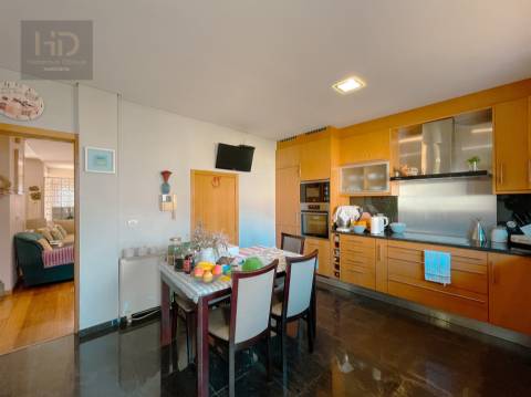 Moradia T4+1 com 303m2 em Serzedo