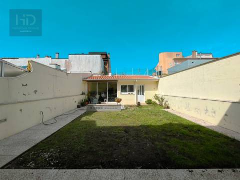 Moradia T4+1 com 303m2 em Serzedo