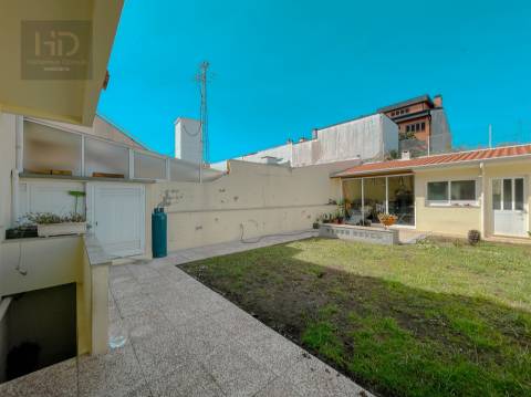 Moradia T4+1 com 303m2 em Serzedo