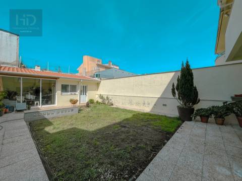 Moradia T4+1 com 303m2 em Serzedo