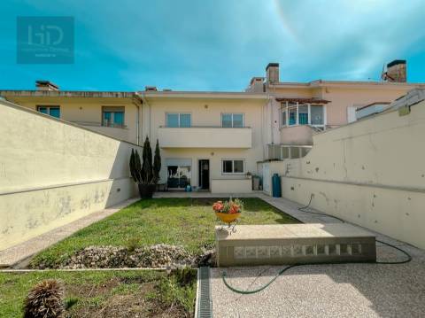 Moradia T4+1 com 303m2 em Serzedo