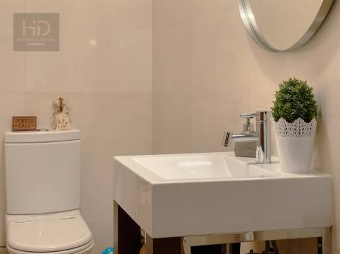 Moradia T4 com 307.7m2 em Pedroso.