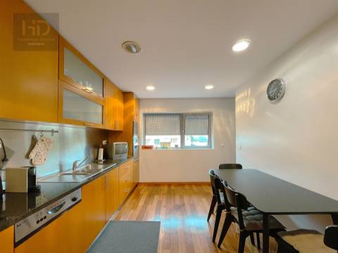 Moradia T4 com 307.7m2 em Pedroso.