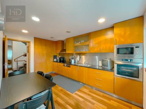 Moradia T4 com 307.7m2 em Pedroso.