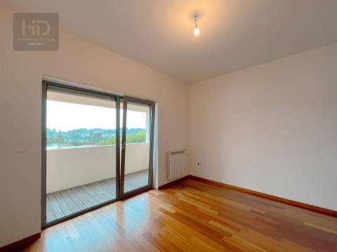 Moradia T4 com 307.7m2 em Pedroso.