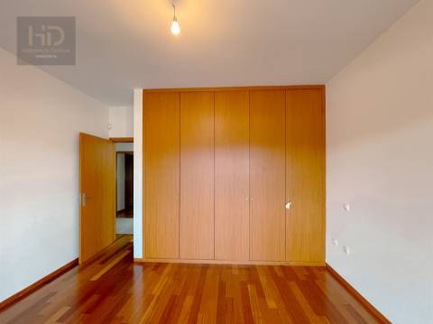 Moradia T4 com 307.7m2 em Pedroso.