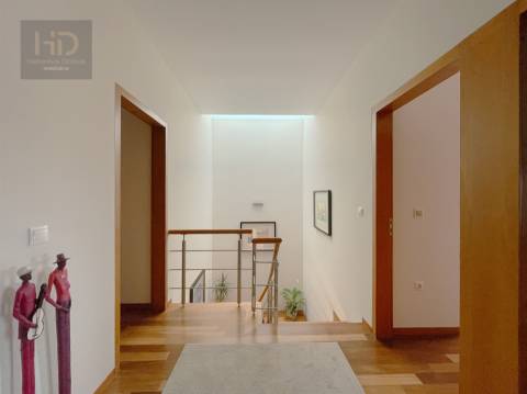 Moradia T4 com 307.7m2 em Pedroso.