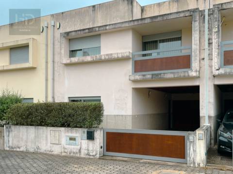 Moradia T4 com 307.7m2 em Pedroso.