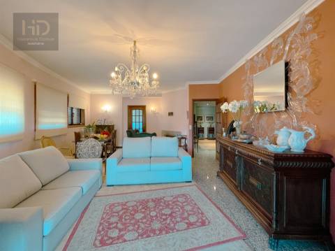 Apartamento T3 com 196m2 em Valadares