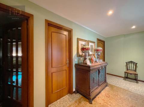 Apartamento T3 com 196m2 em Valadares