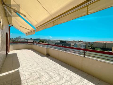 Penthouse T3+2  dúplex com 331m2 próximo das praias e da futura linha de metro em Gaia