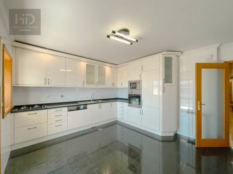 Penthouse T3+2  dúplex com 331m2 próximo das praias e da futura linha de metro em Gaia