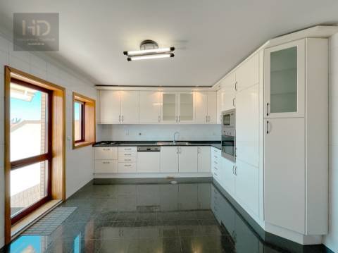 Penthouse T3+2  dúplex com 331m2 próximo das praias e da futura linha de metro em Gaia