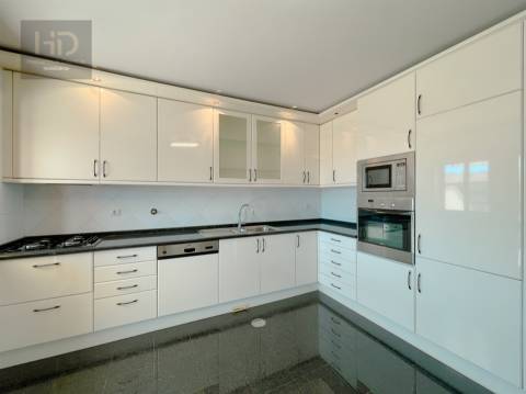 Penthouse T3+2  dúplex com 331m2 próximo das praias e da futura linha de metro em Gaia