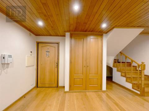 Penthouse T3+2  dúplex com 331m2 próximo das praias e da futura linha de metro em Gaia