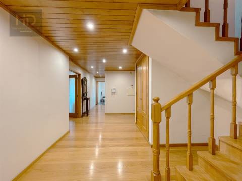 Penthouse T3+2  dúplex com 331m2 próximo das praias e da futura linha de metro em Gaia