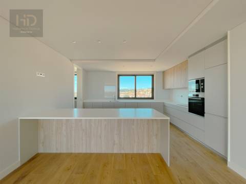 Penthouse T4 nova, próximo das praias em V. N. de Gaia.