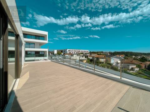 Penthouse T4 nova, próximo das praias em V. N. de Gaia.