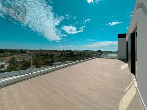 Penthouse T4 nova, próximo das praias em V. N. de Gaia.