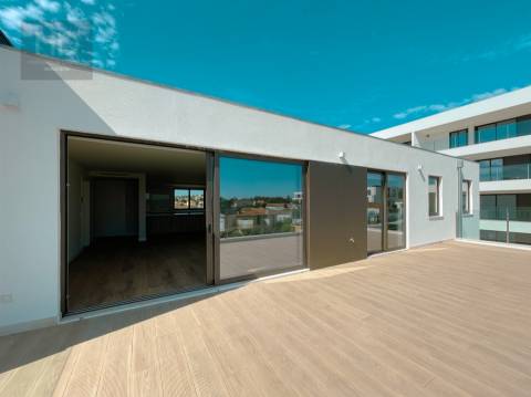 Penthouse T4 nova, próximo das praias em V. N. de Gaia.