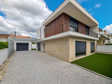 Moradia Geminada T4 Venda em Palmeira,Braga